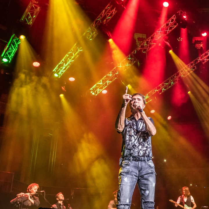 Vista 3 by Chroma-Q Delivers a Memorable Performance for Cliff Richard 60th Anniversary Shows